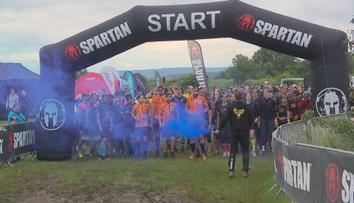 Bahno a překážky. Tisíce sportovců se sjelo do Žatce zdolat Spartan Race