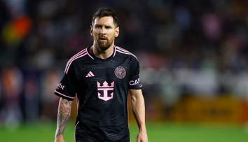 Messi si užívá s manželkou na jachtě. Na zraněné noze má ortézu