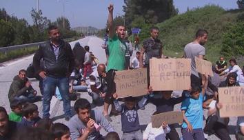 Řekové chtějí vyklidit uprchlické tábory, migranti se bouří