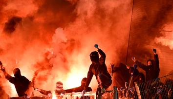 Fanoušci v Argentině se zbláznili. Rozjeli divoké ohňostroje před koncem zápasu