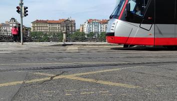 Co znamenají zkřížené žluté čáry na silnici? Tramvaják se zlobí, že to řidiči neví