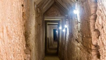 Leží tam Kleopatra? Archeologové jsou oslněni objevem tajemného tunelu v Egyptě