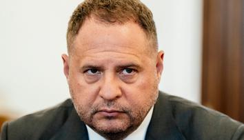 Soud poslal Jermaka do vazby. Spojenec Zelenského je podezřelý z praní peněz