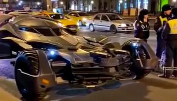 Vyjel si v batmobilu vlastní výroby. Moskevská policie neměla pochopení
