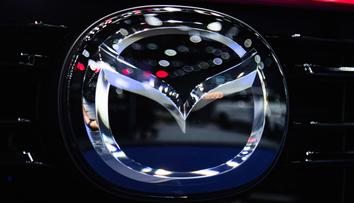 Další automobilka mění tradiční logo. Hlavně kvůli chytrým telefonům