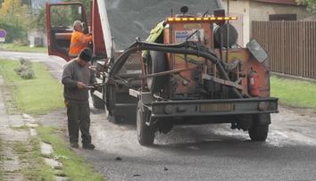 Lidé v Jihlavě se dočkali. V ulici bez asfaltu nemusí dočasně platit parkovné