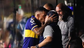 Tévez se vášnivě líbal s Maradonou! Pak zajistil titul pro Bocu Juniors