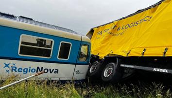 Na Prostějovsku se srazil vlak s kamionem. Vagón vykolejil, několik zraněných