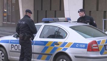 Policie dopadla nebezpečného muže. U obchodu měl pobodat ženu