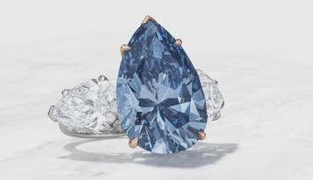 Modrý diamant se vydražil za rekordní sumu. Sběratel nabídl více než miliardu