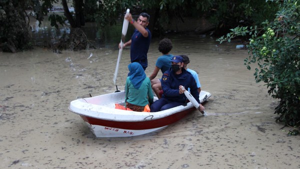 Turecko bojuje s další pohromou. Po požárech zemi zasáhly ničivé záplavy