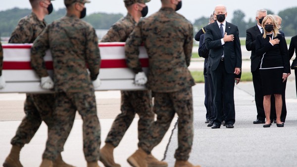 Biden se u rakví mrtvých vojáků díval na hodinky. Kritizuje ho i Trump