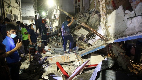 Výbuch zničil budovu v Bangladéši, sedm mrtvých a desítky zraněných