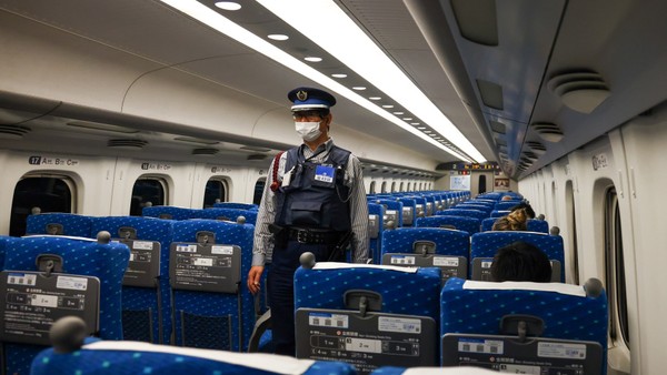 Cestující v příměstském vlaku do Tokia pobodal 10 lidí