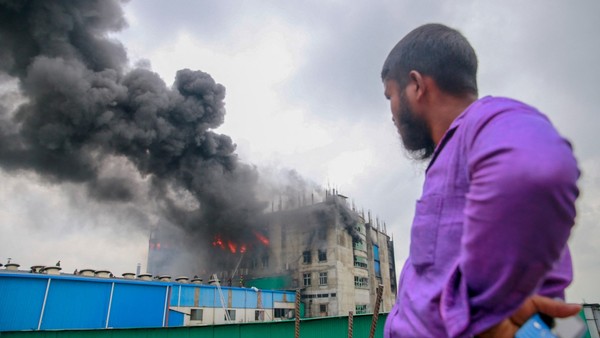 Majitele bangladéšské továrny, v které uhořelo 52 lidí, zatkla policie