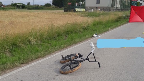 Neznámý řidič srazil na jihu Čech cyklistu a ujel. Mladík na místě zemřel