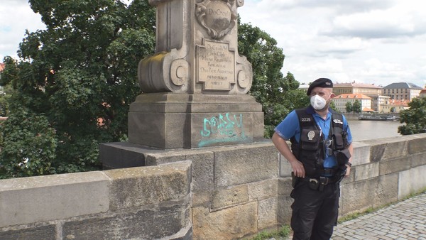 Policie už ví, kdo posprejoval Karlův most. Mladík se jí sám přihlásil