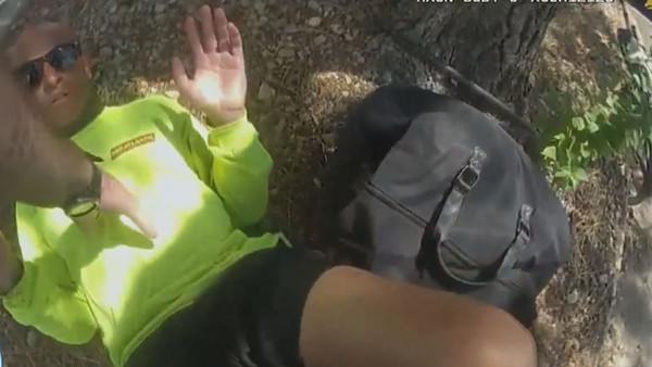 Další drsný incident v USA! Policista muže škrtil a zběsile mlátil pistolí - Vimarsana News