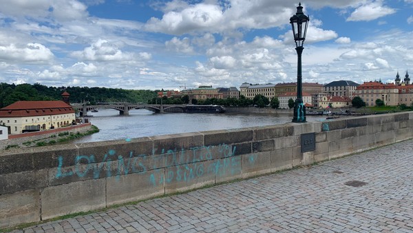 Neznámý vandal posprejoval Karlův most, poškozená je i jedna socha