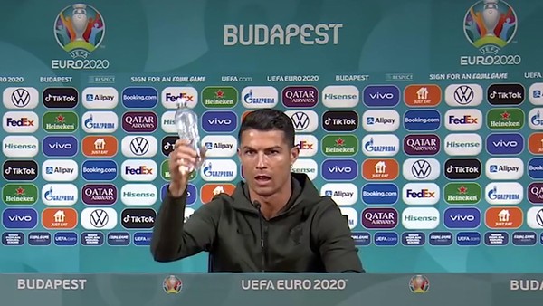Ronaldo a spol. mají smůlu. UEFA žádá, aby skončily čachry s láhvemi