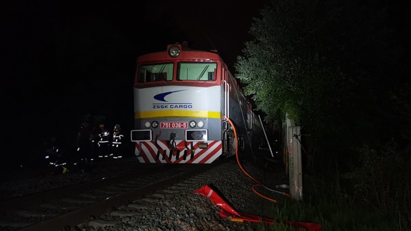 Pražští hasiči likvidovali požár lokomotivy, které se přehřály brzdy