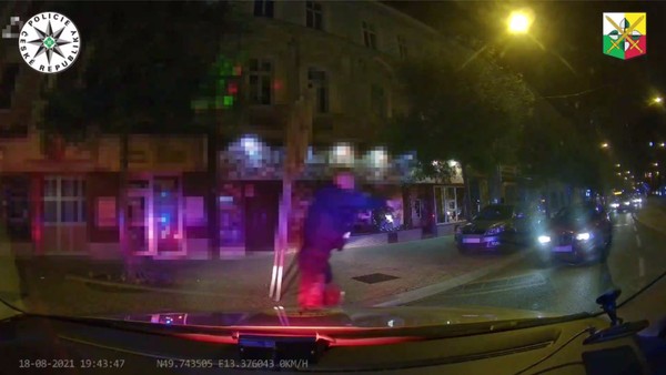 Policista na výletě poznal kradené BMW, strhla se zběsilá honička