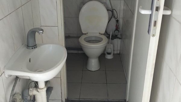 VIDEO: Zašlá špína, nechutné WC. Tady měli řidiči autobusů odpočívat