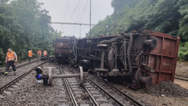 Na Mělnicku vykolejil vlak, zablokoval hlavní trať z Ústí do Prahy