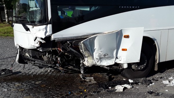 Na Vysočině se srazil osobák s autobusem, zranil se řidič i pasažéři