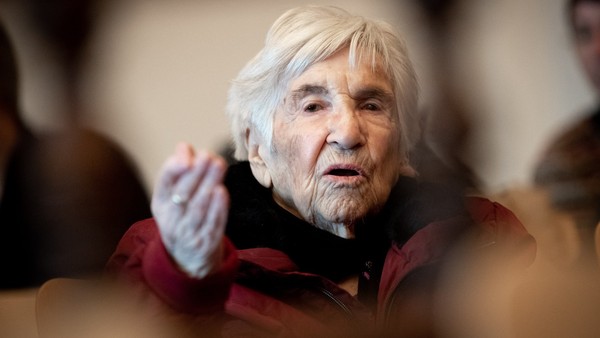 V 96 letech zemřela harmonikářka z vězeňského orchestru v Osvětimi