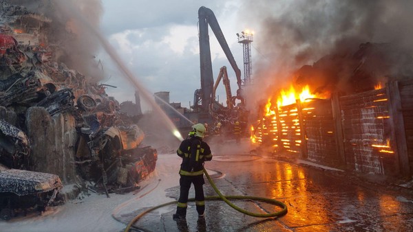 Požár v Ostravě likviduje 21 jednotek! Nevětrejte a nevycházejte, radí úřad