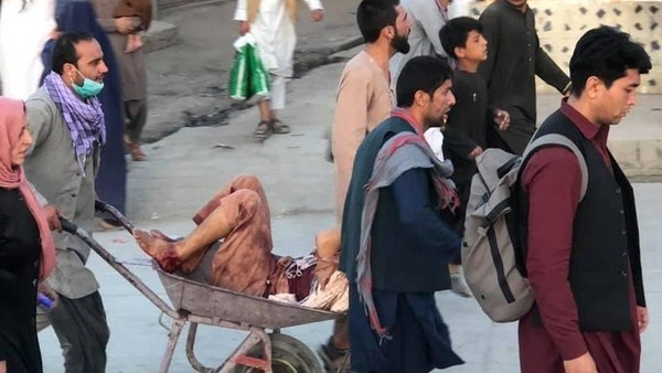 Dva výbuchy u letiště v Kábulu. Mezi mrtvými jsou děti i američtí vojáci