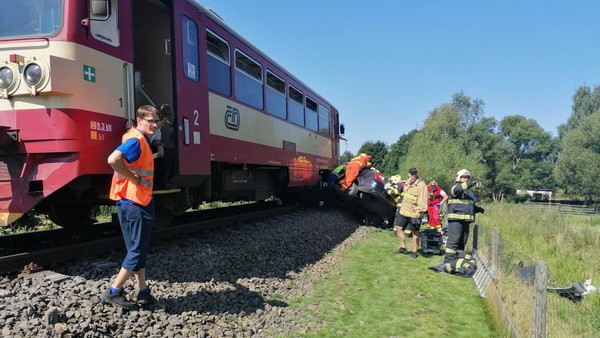Na Děčínsku se srazil vlak s autem. U nehody zasahovaly dva vrtulníky