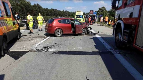 Kvůli vedru popraskala u Olomouce dálnice, havarovalo 5 aut. 8 zraněných