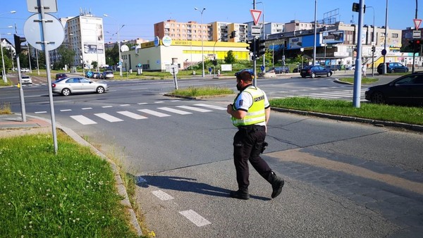 Řidič v Plzni měl srazit na přechodu dvě dívky a ujet. Policie ho vypátrala