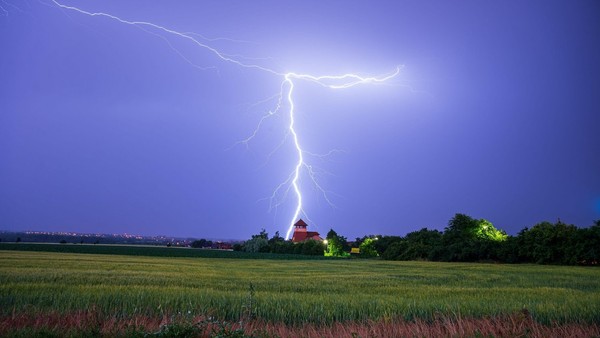 Českem se v neděli proženou bouřky. Příští týden udeří zase, varuje ČHMÚ