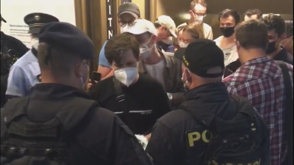 Policie kontroluje noční kluby. Padly první pokuty kvůli očkování - Vimarsana News