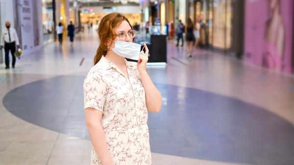 Policii kvůli rouškám nevolat, nařídil obchod. Zaměstnanci protestují - Vimarsana News