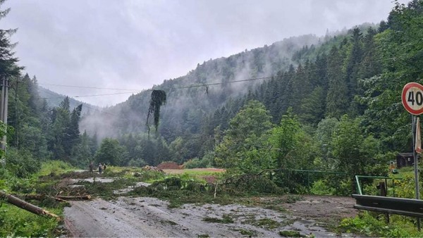 Slovensko pustošily silné bouřky. Trhaly střechy i terasy domů