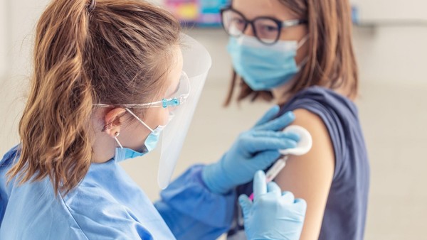 Státy zvažují povinné očkování proti covidu. Má být i v Česku? ANKETA