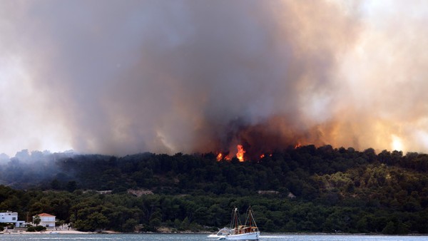 Požár v Chorvatsku: Na oblíbených místech zasahovala speciální letadla