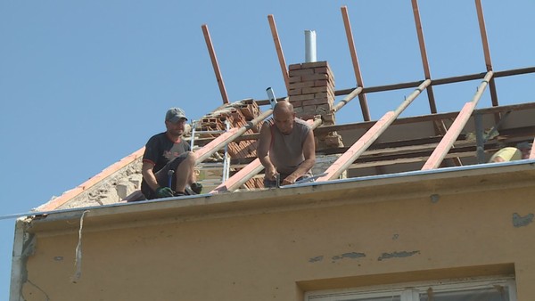 Východní Slovensko zasáhlo tornádo. Trhalo i střechy domů. VIDEO