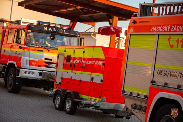 Čeští hasiči vyráží na pomoc Řecku. Podívejte se, jak vypadá jejich odjezd