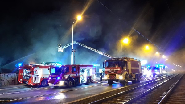 GALERIE: Požár zahradnictví v Praze