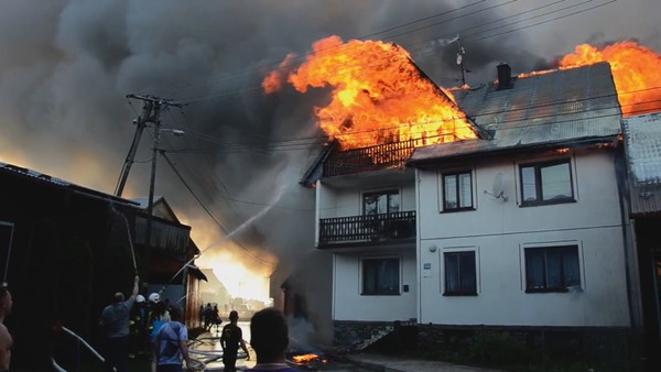 Obří požár v polské vesnici. Plameny zachvátily téměř 40 domů!