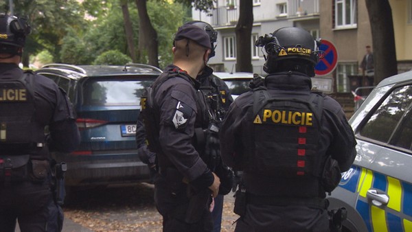 Rozsáhlé policejní manévry v Praze! Muž hrozil, že dům vyhodí do povětří