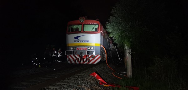 Pražští hasiči likvidovali požár lokomotivy, které se přehřály brzdy