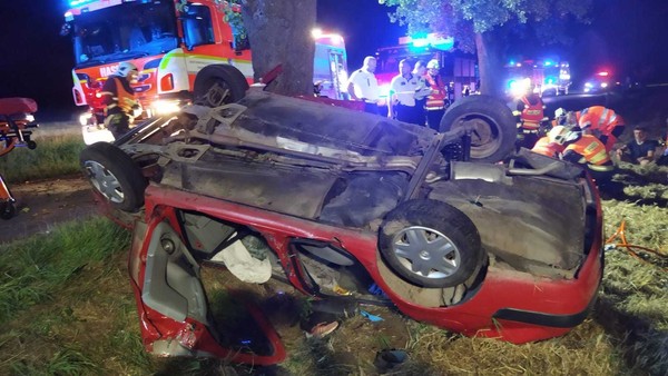 Vážná nehoda: Auto plné mladých lidí u Olomouce skončilo po nárazu na střeše