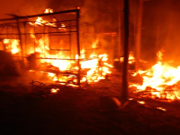 Obří požár a výbuchy v kempu na Orlíku! Shořelo 11 karavanů