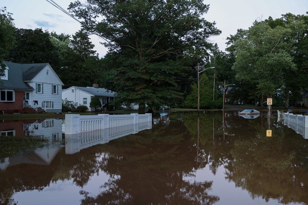 Záplavy v USA si vyžádaly 46 životů. Lidé umírali ve sklepech i autech